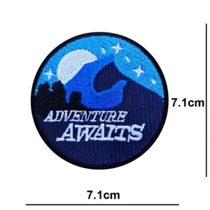 Adventure Awaits bestickt Patch Bügeleisen oder Nähen Camping Abzeichen Applikation Logo - Bild 1 von 2