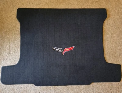 Alfombrilla de carga Lloyd para Chevrolet Corvette 2005-2013 cupé con logotipo de bandera cruzada Foto 1 de 4