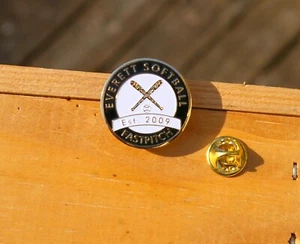 Everett Softball Fastpitch Est. 2009 Gold Tone Metal & Enamel Lapel Pin Pinback - Picture 1 of 5