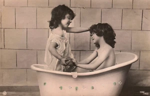 Postal vintage para niños en bañera antigua - Imagen 1 de 2