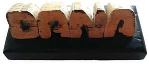 Targa nome scrivania in legno fatta a mano personalizzata DANA per DANA 2 oz. - Foto 1 di 3