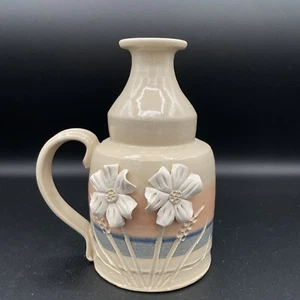 Lámpara de aceite de cerámica esmaltada en sal vintage firmada con flores aplicadas y mango aplicado - Imagen 1 de 11