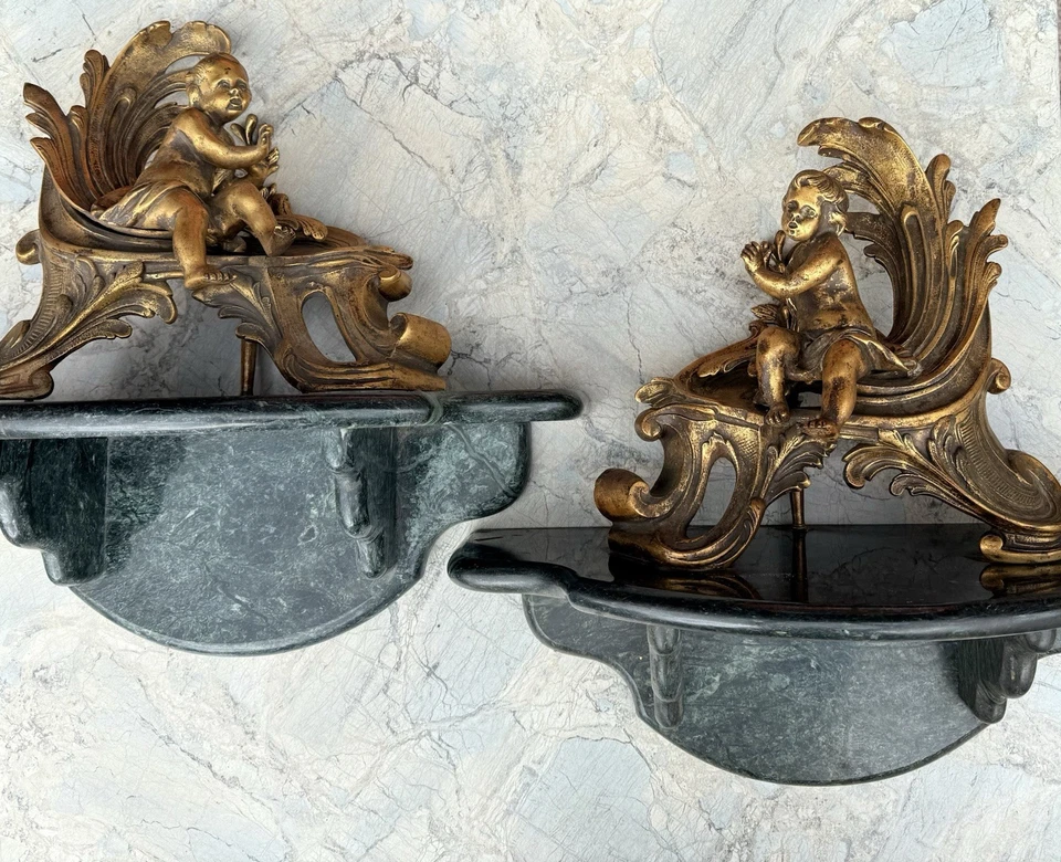 Par de chenets Andirons dorados estilo Luis XV franceses de principios del siglo XIX sobre bases de mármol Foto 1 de 4