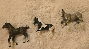 Mini Breyer Stablemates Figure Foal Horses Gray White Black Brown Small Lot Of 3 - Picture 1 of 17