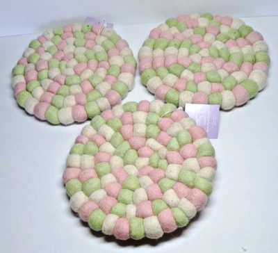 PACK DE 3 remaches redondos de lana con pompones de 8”, rosa pastel/verde/blanco roto NUEVO Foto 1 de 4