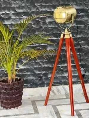 Hermoso reflector náutico antiguo de latón con soporte de trípode marrón para decoración Foto 1 de 4