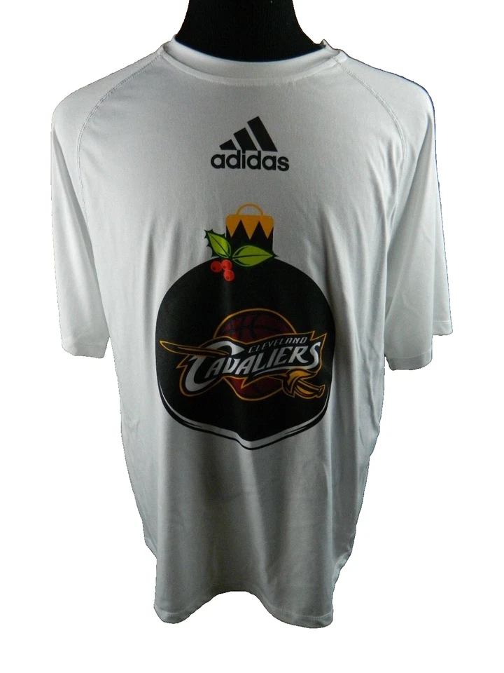 Camisa masculina manga curta enfeite de Natal Adidas Cleveland Cavaliers média - Imagem 1 de 4