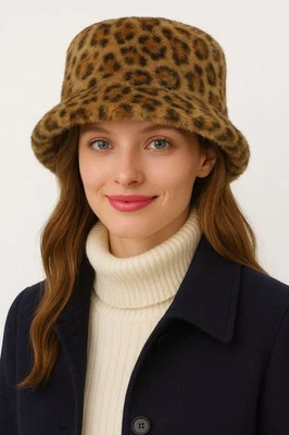 Sombrero cubo de invierno de piel con patrón de leopardo cálido súper suave boutique para mujer C.C Foto 1 de 4