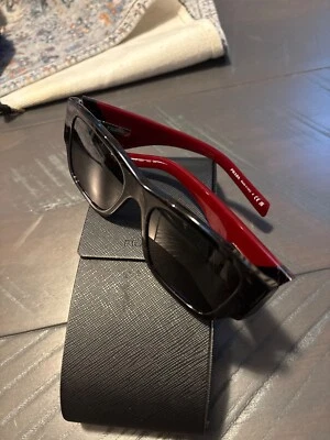 Gafas de sol Prada PR 10ZS. Negro con brazo rojo intenso. Con estuche. Sin signos de desgaste Foto 1 de 4