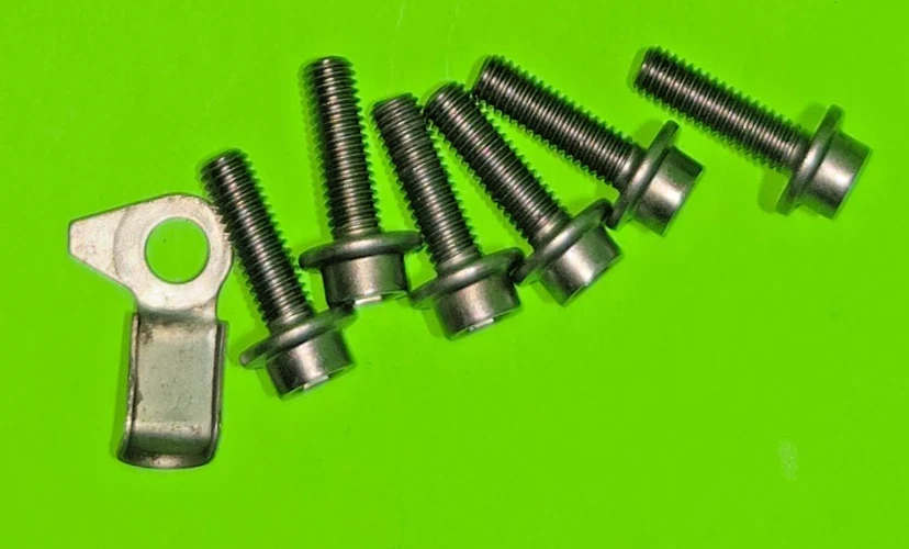 Parafusos de tampa de bomba de óleo 2008 Yamaha FZ1 90110-06331-00 2D1-15416-00-00 - Imagem 1 de 1