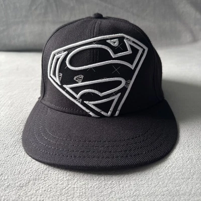 Gorra ajustada DC Comics Superman talla L/Xl blanca y negra con logotipo bordado Foto 1 de 4