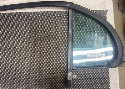 02 Buick Lesabre pasajero cuarto trasero derecho ventana de ventilación con sello de vidrio  Foto 1 de 4