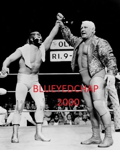 MIL MASCARAS & FRED BLASSIE WRESTLER 8 X 10 WRESTLING PHOTO NWA WWWF - Image 1 of 1