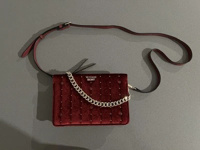 Victoria’s Secret Bandolera Bolso sin asas Bolso de hombro Cartera Terciopelo Remaches Rojo Rubí Foto 1 de 4