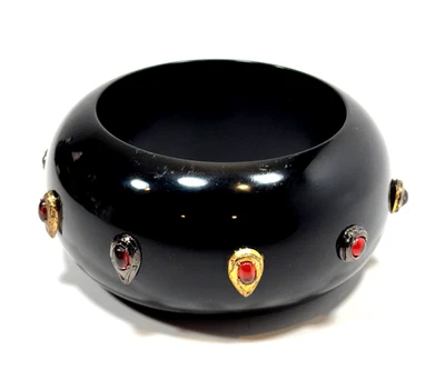 Brazalete Brazalete Alexis Bittar Ancho Resina Negra Oro y Plata Tachonado Gemas Rojas Foto 1 de 4