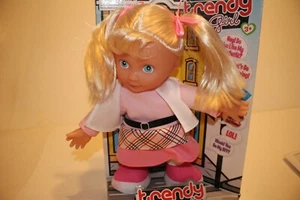 TRENDIGE MÄDCHEN PUPPE VON UNEEDA 10 ZOLL NEU IM KARTON - Bild 1 von 6