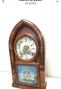 "Antiguo reloj de 8 días E N Welch plantilla de puerta de águila madera de nogal 18,75"" con llave" - Imagen 1 de 13