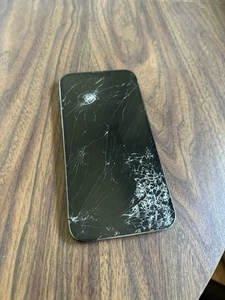iPhone 13 Pro Max - Pour pièces uniquement sans alimentation - Photo 1 sur 4