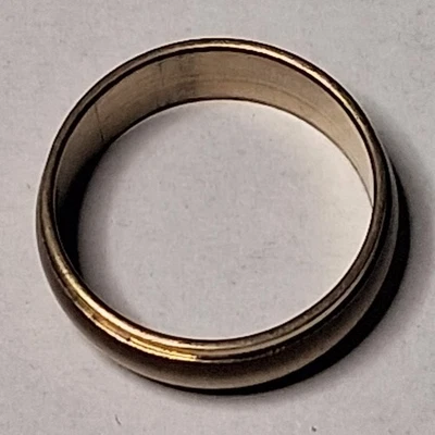 Anillo Banda Tono Dorado Vintage Talla 8.5 Moderno Cepillado Centro Bordes Pulidos Foto 1 de 4