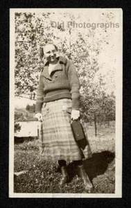 WOMAN BOX CAMERA SWEATER SKIRT BOOTS YARD OLD/VINTAGE PHOTO- N518 - Picture 1 of 1