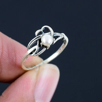 Anillo hecho a mano de plata de ley 925 maciza con perlas de forma redonda regalo para mujeres y niñas Foto 1 de 4