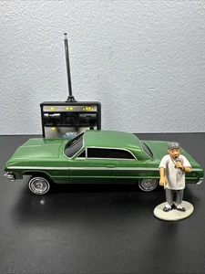 Leggi bene!!!Lindberg Homie Hoppers '63 Chevy Impala Lowrider 1/25 RC auto con fig - Foto 1 di 13