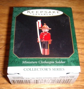 NEU HALLMARK MINI COLLECTORS SERIES MINITURE CLOTHSPIN SOLDAT 1997 - Bild 1 von 1