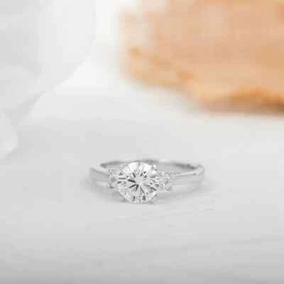 Anillo de plata de ley 925 con diamantes blancos redondos de 1 quilate natural certificado VS1 para mujer Foto 1 de 4