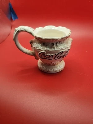 Réplica de urna de jarabe Coca Cola 1896 como taza de café producida 1998 con acento blanco y dorado Foto 1 de 4