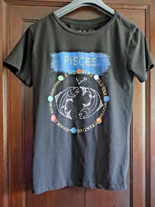UP Unfortunate Portrait TEE ANTHROPOLOGIE Medium 100% Cotton Pisces Black - Picture 1 of 3