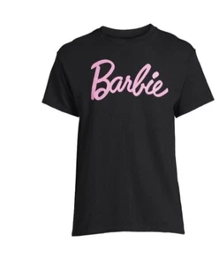 Barbie Herren schwarz Logo Kurzarm Rundhalsausschnitt Grafik T-Shirt Größe 3XL (54-56) Neu mit Etikett - Bild 1 von 17