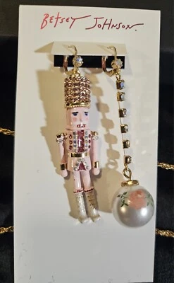  Pendientes colgantes asimétricos cascanueces rosa Betsey Johnson nuevos con etiquetas  Foto 1 de 4