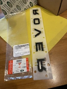 NEW🔺️ LAND ROVER RANGE ROVER VELAR L560 REAR HATCH EMBLEM LR104328 GENUINE - Afbeelding 1 van 6
