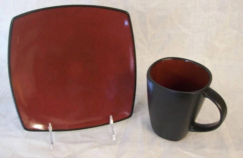 Better Homes and Gardens 8 件套黑色和红色盘子和杯子套装 — 第 1/1 张图片