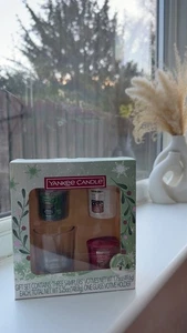 Yankee Candle Christmas Gift Set 3 Votive Sampler Candles & Glass Holder New - Picture 1 of 5