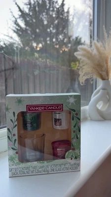 Yankee Candle Christmas Gift Set 3 Votive Sampler Candles & Glass Holder New - Image 1 of 4