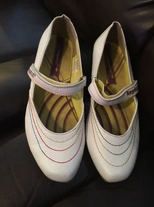 Usado en excelente condición KangaROOS CUERO BLANCO GUIJARROS Borde arco iris Mary Jane talla 6 M - Imagen 1 de 10