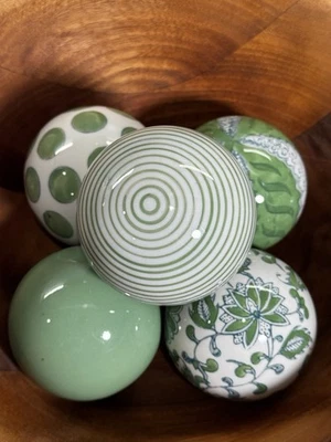 "JUEGO DE 5 bolas de alfombra de porcelana verde salvia y blanco orbes chinoiserie 3"" decoración" Foto 1 de 4