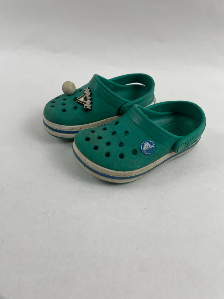Crocs Zapatos Niños Talla 8 Verde Sandalias Sin Cordones *Pelota de Golf Hockey Jibbitz* Foto 1 de 4