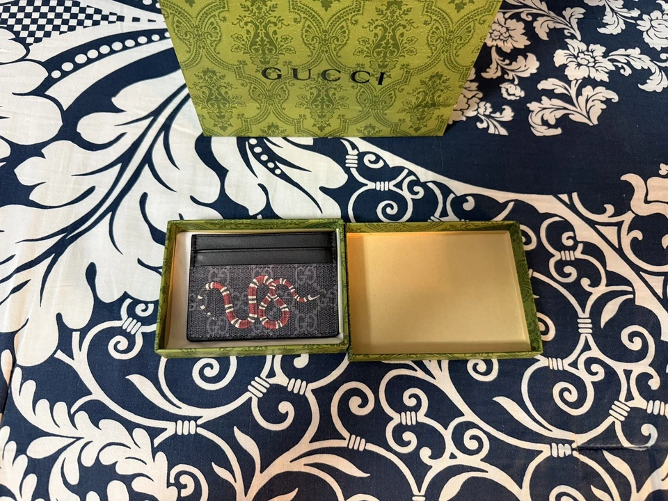 Cartera portatarjetas Gucci con estampado de serpiente Foto 1 de 4