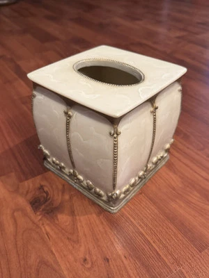 Cubierta de caja de pañuelos cuadrados Croscill imitación mármol Hollywood Regency crema y bronce Foto 1 de 4