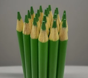 Lot of 20 Crayola Colored Pencils, YELLOW GREEN, Pre Sharpened New, School, Art - Picture 1 of 3