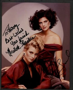 Nicollette Sheridan y Terry Farrell - Foto firmada autógrafa color 8x10 - Muñecas - Imagen 1 de 1