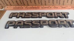 Juego de 2 Honda FABRICANTE DE EQUIPOS ORIGINALES ""Pasaporte"" emblema puerta o puerta trasera insignia logotipo nombre 8971034791 - Imagen 1 de 4