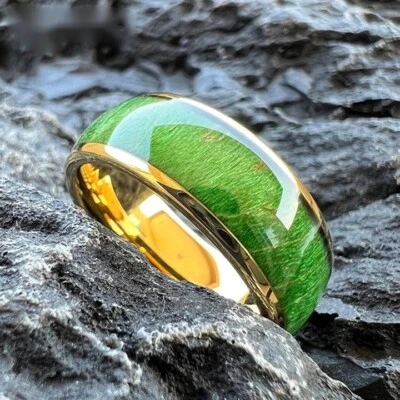 Anillo de carburo de tungsteno con incrustaciones de madera verde de 8 mm para hombres y mujeres Foto 1 de 4