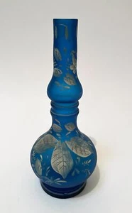 ANTIGUO JARRÓN DE VIDRIO SATINADO AZUL VICTORIANO ROSA ROCIADOR BOTELLA PINTADO A MANO - Imagen 1 de 9