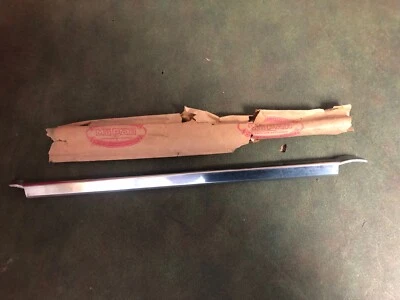 1960 1961 PLYMOUTH VALIANT RH QUARTO JANELA ACABAMENTO FRONTAL NOS MOPAR 819  - Imagem 1 de 4