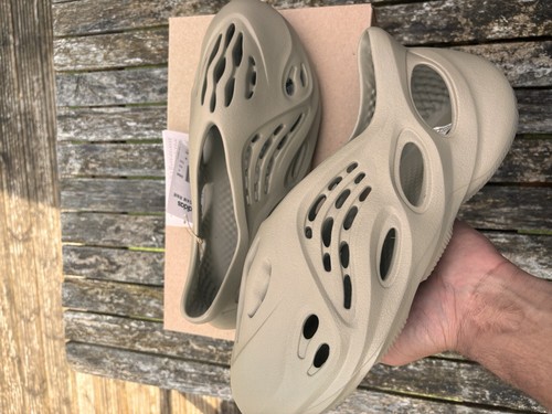 Adidas Yeezy Foam Runner Carbon UK 11 Nuove di zecca 