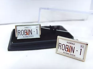 DETECTIVE MAGNUM PI ROBIN 1 AUTO NUMMERNSCHILD HERREN MANSCHETTENKNÖPFE MANSCHETTENKNÖPFE GESCHENK - Bild 1 von 1