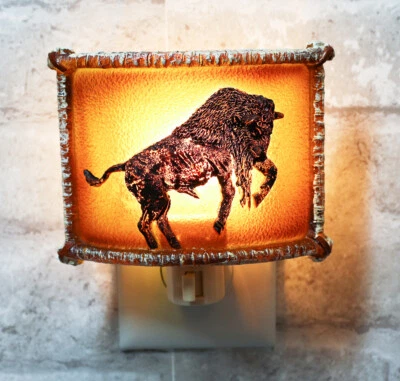Luces nocturnas enchufables de pared Western Charging Buffalo Bisonte Bull imitación madera de abedul Foto 1 de 4